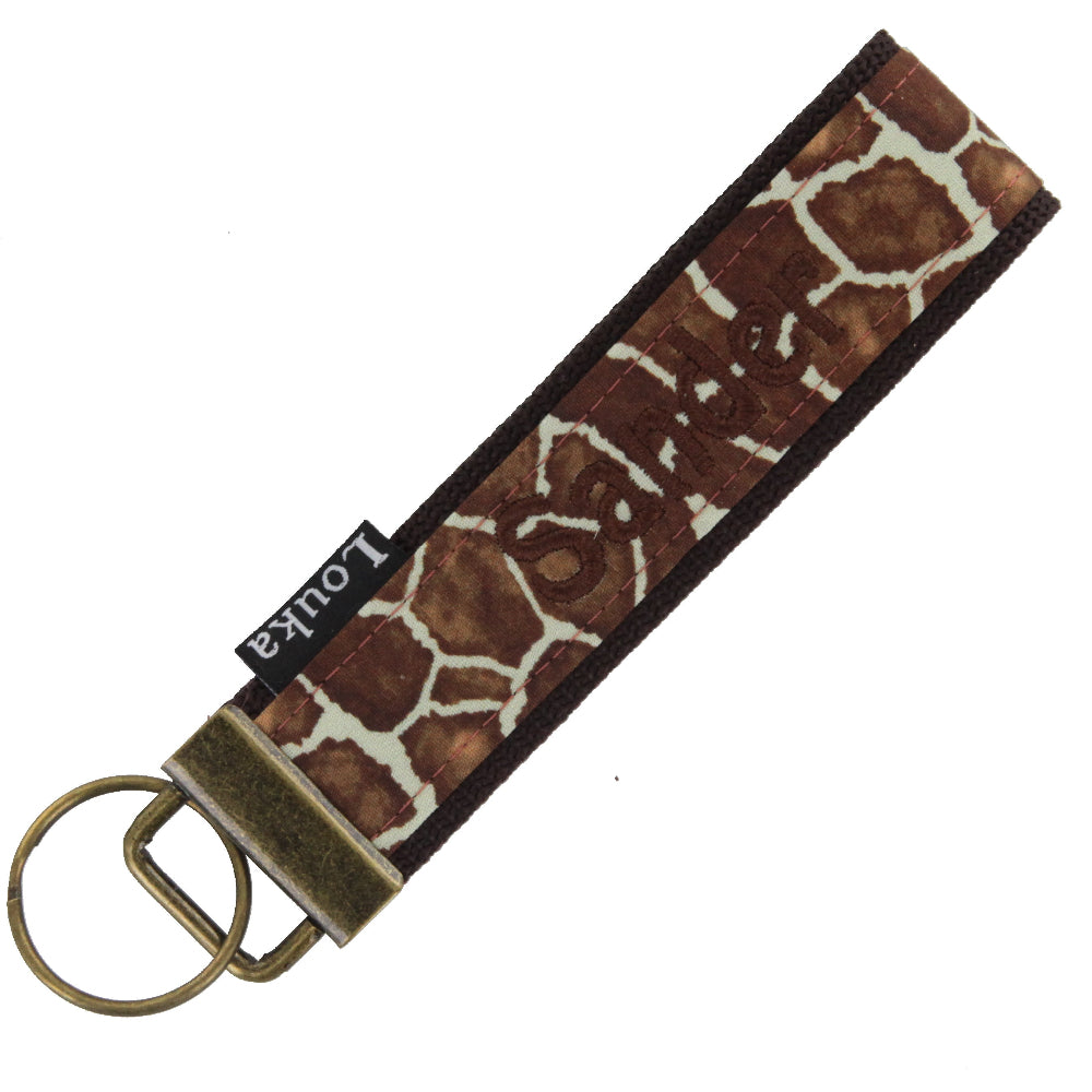 Handgemaakte Louka pols sleutelhanger met girafprint, personaliseerbaar met naam en hardware, formaat 13×3 cm.